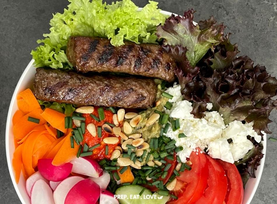 Bifteki Salat Bowl perfekt für Meal Prep und zum Abnehmen! Knackig grüner Salat mit roten Tomaten, cremig weißem Feta und saftigen Bifteki Rollen - super lecker und in 20 min fertig! - PrepEatLove.de