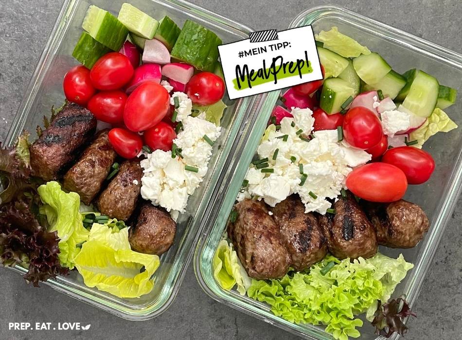 Bifteki Salat Bowl perfekt für Meal Prep und zum Abnehmen! Knackig grüner Salat mit roten Tomaten, cremig weißem Feta und saftigen Bifteki Rollen - super lecker und in 20 min fertig! - PrepEatLove.de