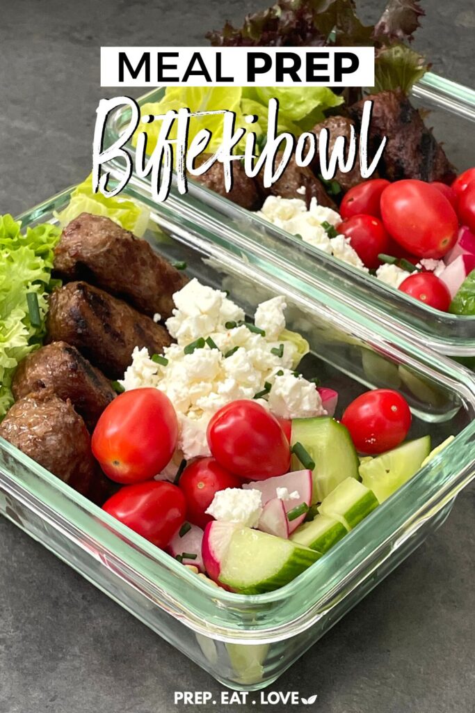 Bifteki Salat Bowl mit knackig grünem Salat, roten Tomaten, cremig weißem Feta und saftigen Bifteki Rollen.