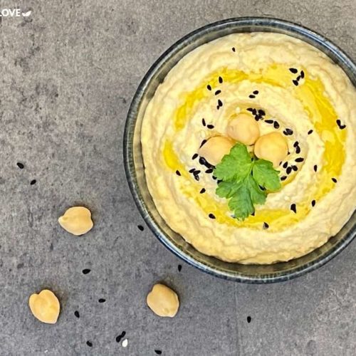 Hausgemachter Hummus - super cremig, vegan und in 10 Minuten fertig. Super leckerer Dip und perfekt für Meal Prep geeignet - PrepEatLove.de
