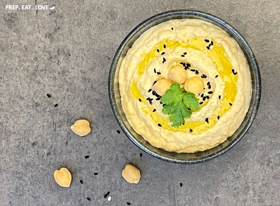 Hausgemachter Hummus - super cremig, vegan und in 10 Minuten fertig. Super leckerer Dip und perfekt für Meal Prep geeignet - PrepEatLove.de