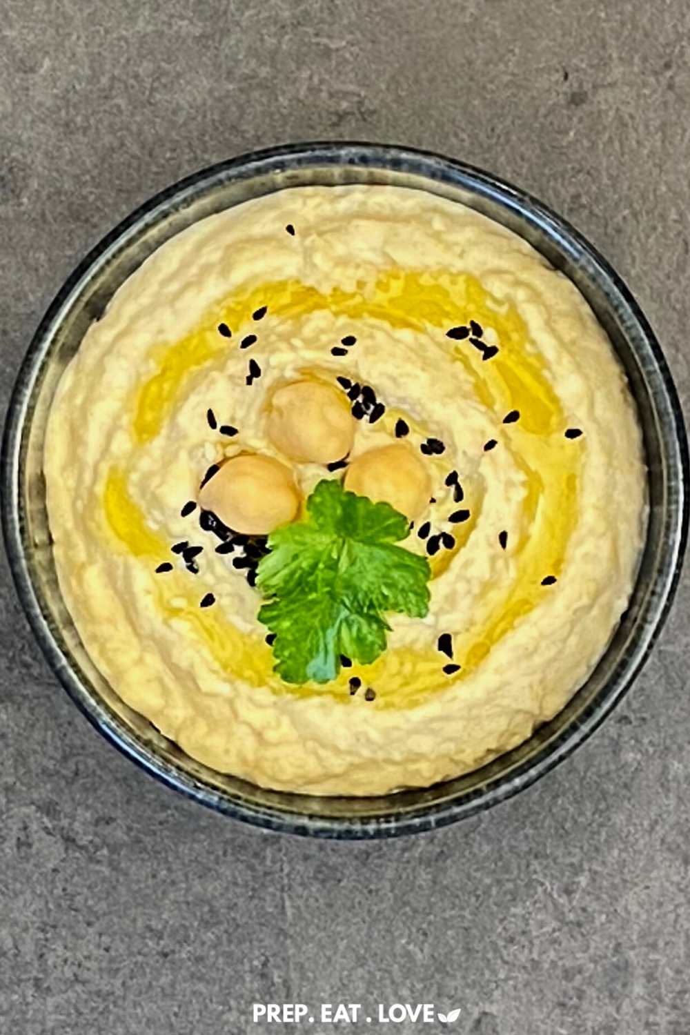 Hausgemachter Hummus - super cremig und in 10 Minuten fertig. Super leckerer Dip und perfekt für Meal Prep geeignet - PrepEatLove.de