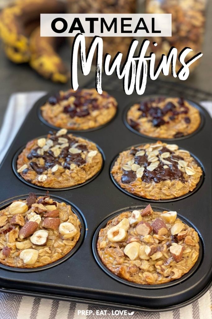 Oatmeal Muffins mit Nüssen, Beeren und Schokolade - das Rezept ist super einfach, schnell gemacht und perfekt für Meal Prep geeignet.