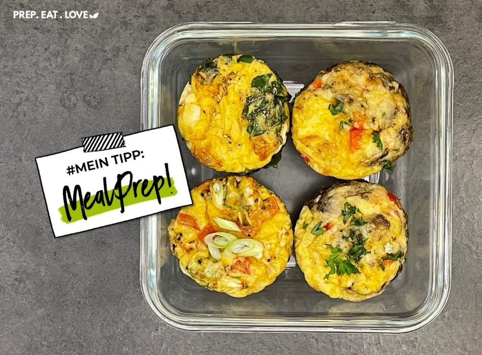 Omelette Muffins mit Spinat und Feta oder Tomaten und Kräutern? Das Rezept für Frühstücksmuffins ist super einfach, schnell gemacht und perfekt für Meal Prep geeignet.
