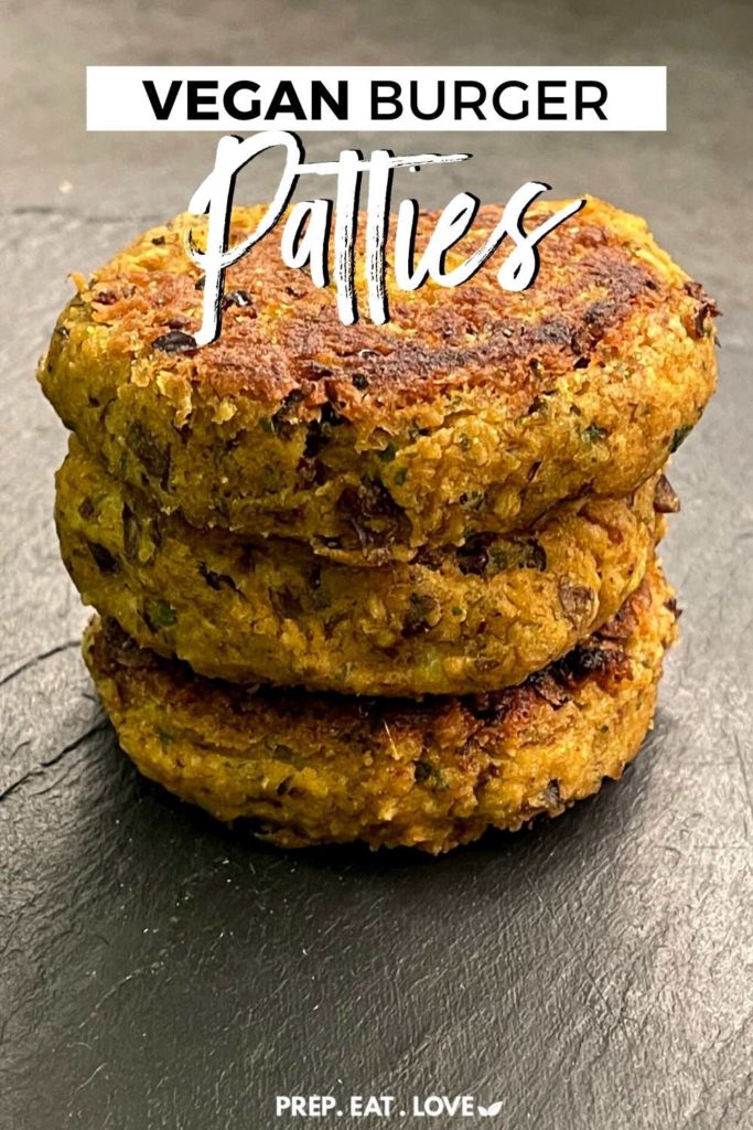 Vegane Burger Patties mit Kichererbsen, Kartoffeln und ganz vielen Kräutern sind super saftig, knusprig und ganz einfach selber zu machen. Und natürlich perfekt für Meal Prep geeignet - PrepEatLove.de