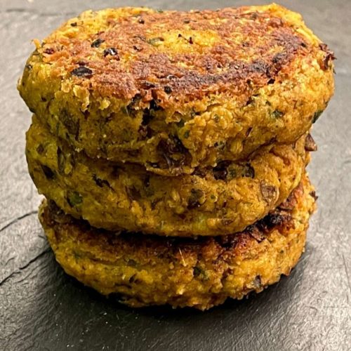 Vegane Burger Patties mit Kidneybohnen, Kartoffeln und ganz vielen Kräutern sind super saftig, knusprig und ganz einfach selber zu machen. Und natürlich perfekt für Meal Prep geeignet - PrepEatLove.de
